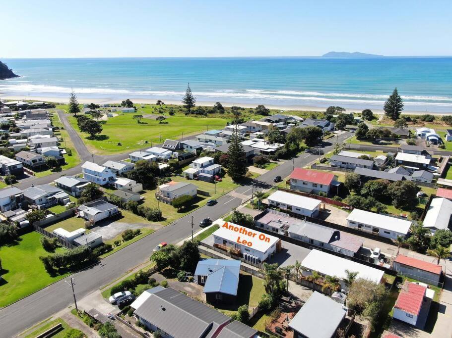 Another On Leo Waihi Bagian luar foto